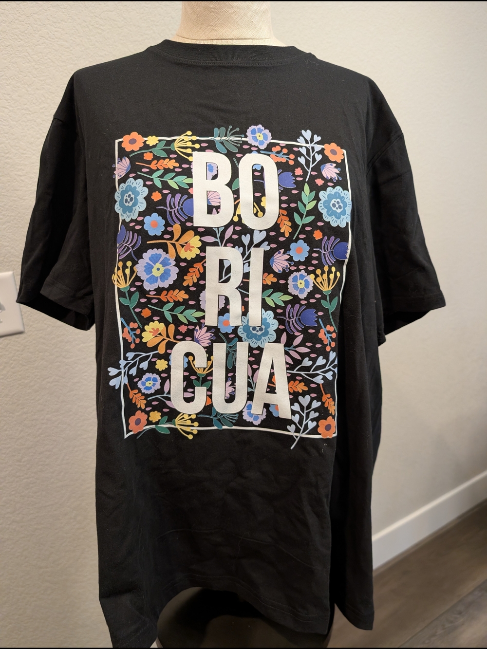 Black 'BORICUA' Floral Graphic Tee Women's Sz L